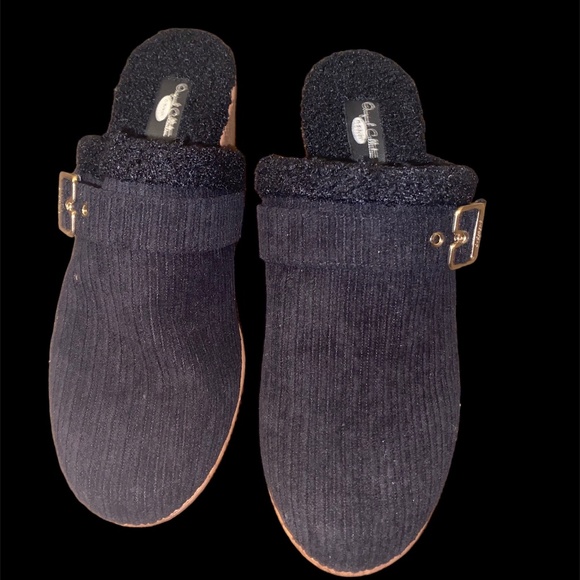 Clogs - Picture 2 of 4